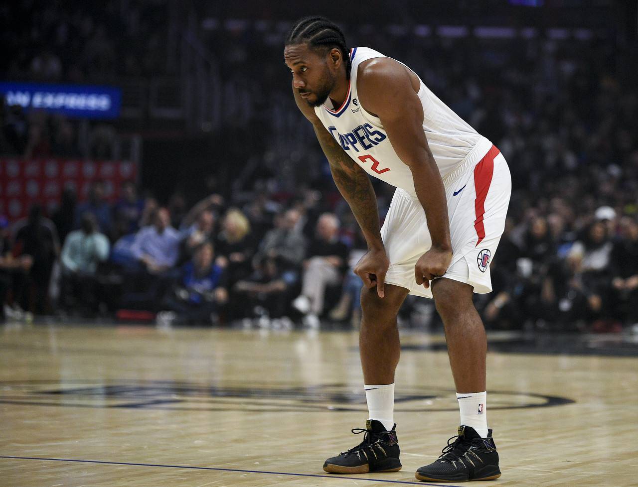 湖人詹姆斯关键三分锁定胜利（詹姆斯命中关键三分，助湖人锁定胜局）