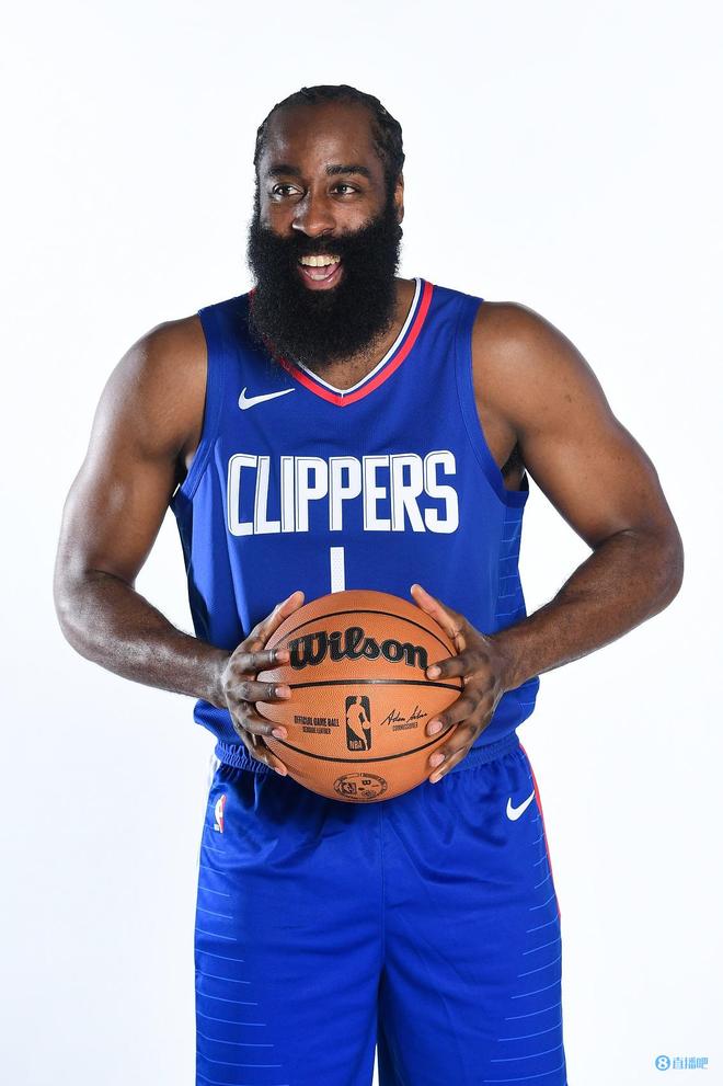 上任后首次露面，国足新帅邵佳一现场观战中国U22vs越南U22（履新首秀！国足新帅邵佳一现场考察中国U22对阵越南U22）