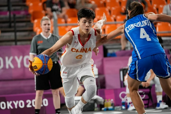 巴萨98-85横扫奥林匹亚科斯！克莱本28分率队展现欧洲霸主风范（巴萨98-85完成对奥林匹亚科斯横扫，克莱本28分领衔彰显欧洲霸主气势）