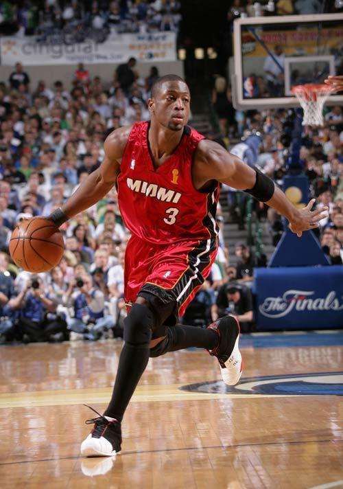 太阳vs马刺前瞻：布克对决福克斯，谁能带队延续连胜步伐？（太阳对阵马刺前瞻：布克PK福克斯，谁能率队续写连胜？）