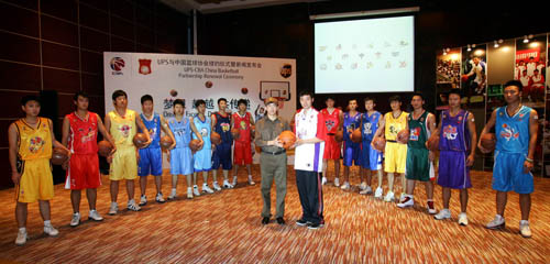 邓弗里斯：希望两到三周内复出，我们的球队就像一个大家庭（邓弗里斯：争取两到三周内复出，球队像一个大家庭）