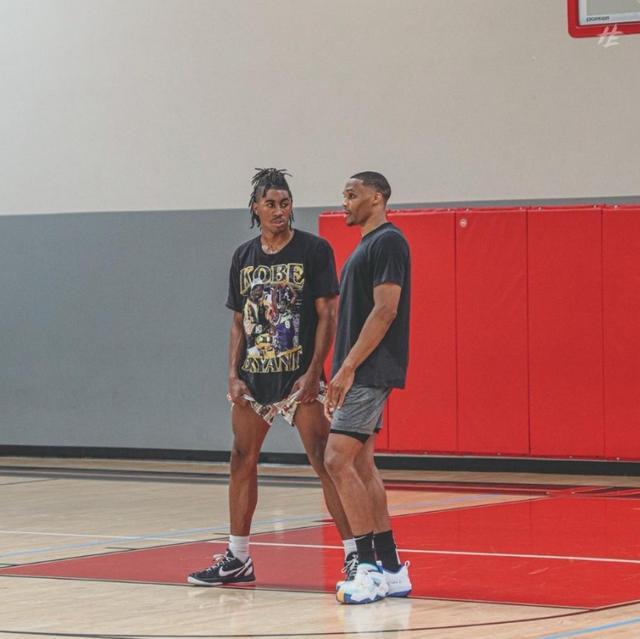 弗拉格砍下35分8篮板，莱昂纳德贡献30分，独行侠客场险胜快船（独行侠客场险胜快船：弗拉格35分8篮板，莱昂纳德砍下30分）