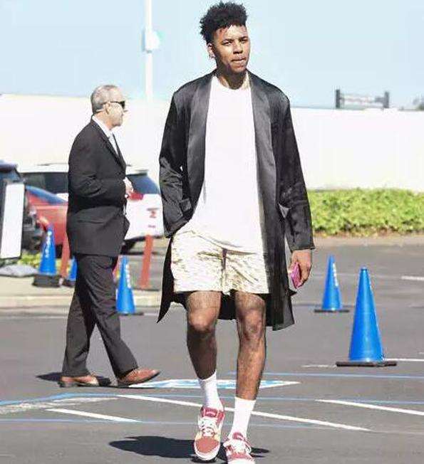 同位置球员差距明显（同位置球员实力差距显著）