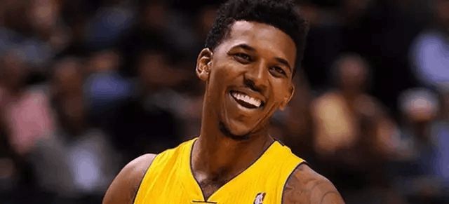 队史独一档！怀特生涯6次单场6三分+3帽，其他人合计3次（队史无人能及！怀特生涯6场轰6记三分+3次封盖，其他球员合计仅3场）